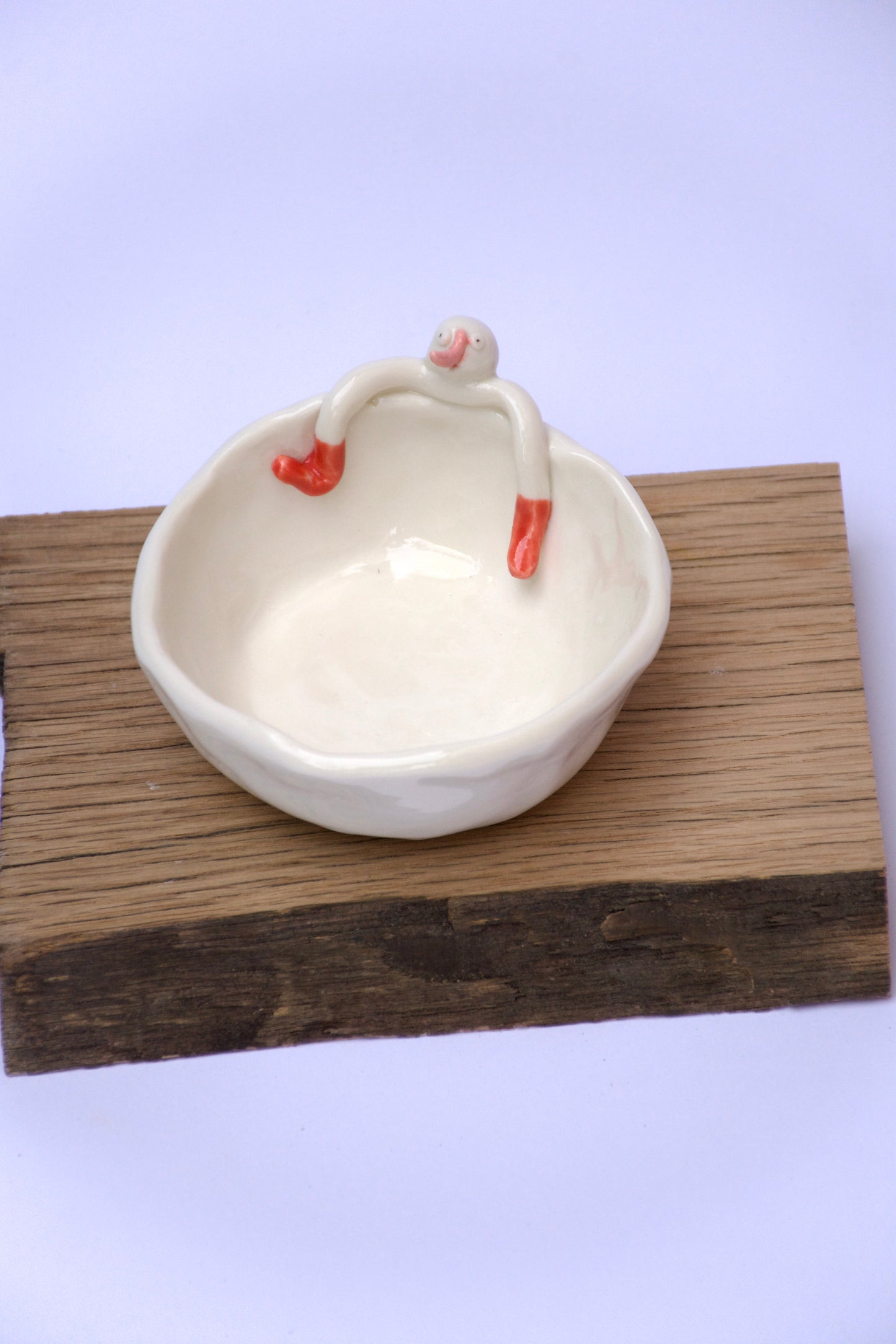 "Laž samo iz ust izstopi in že se spotika." / Majhna porcelanasta skleda