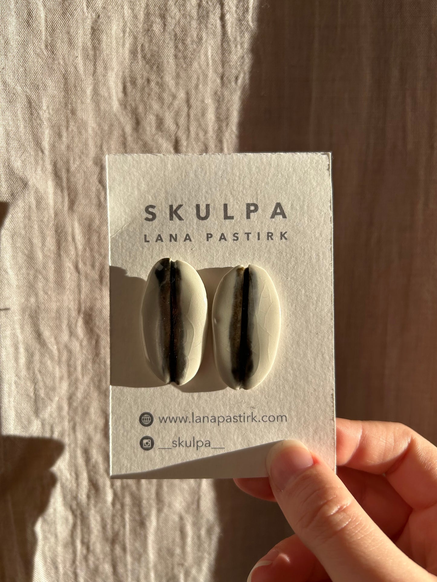 Porcelan v črno-beli barvi / ovalni uhani