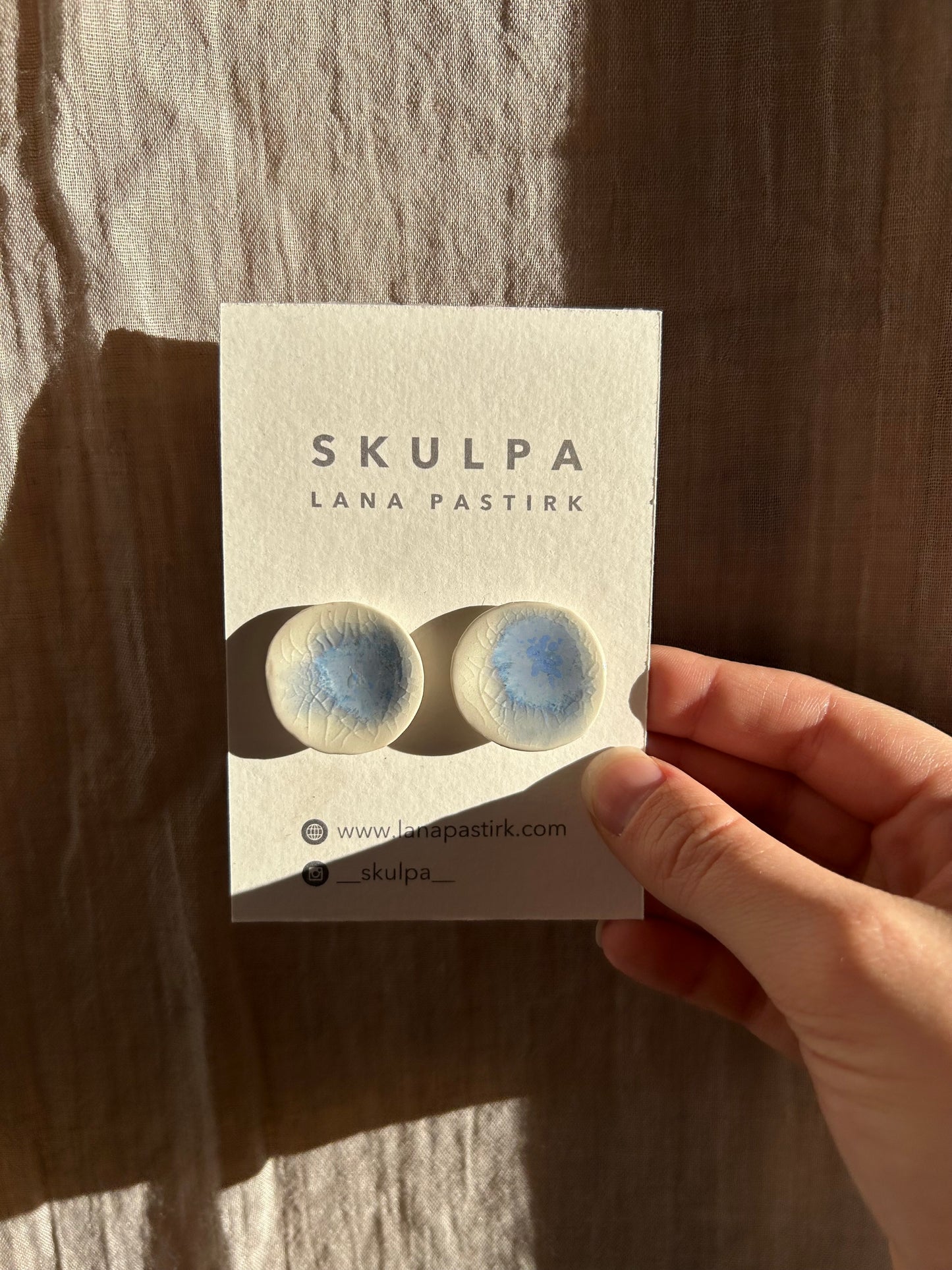 Uhani z dotikom modre barve / okrogli