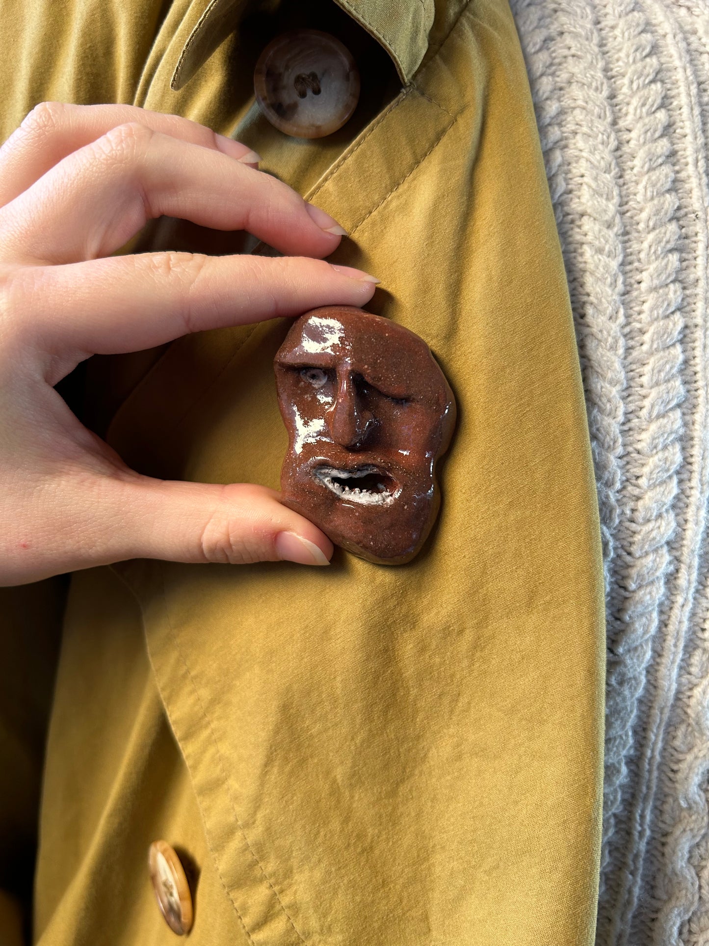 Rdeči obraz III / Broška