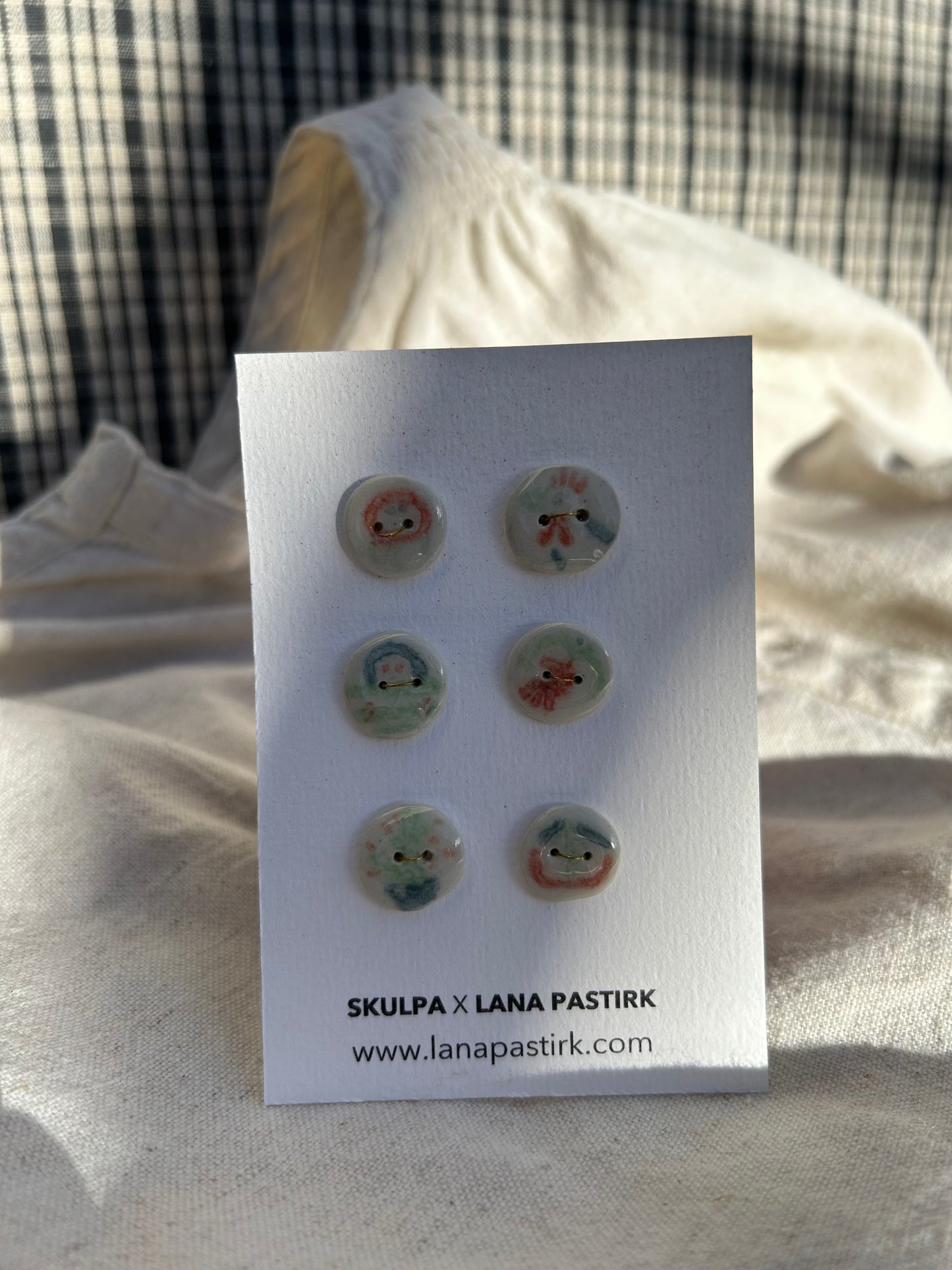 Komplet šestih okroglih gumbov