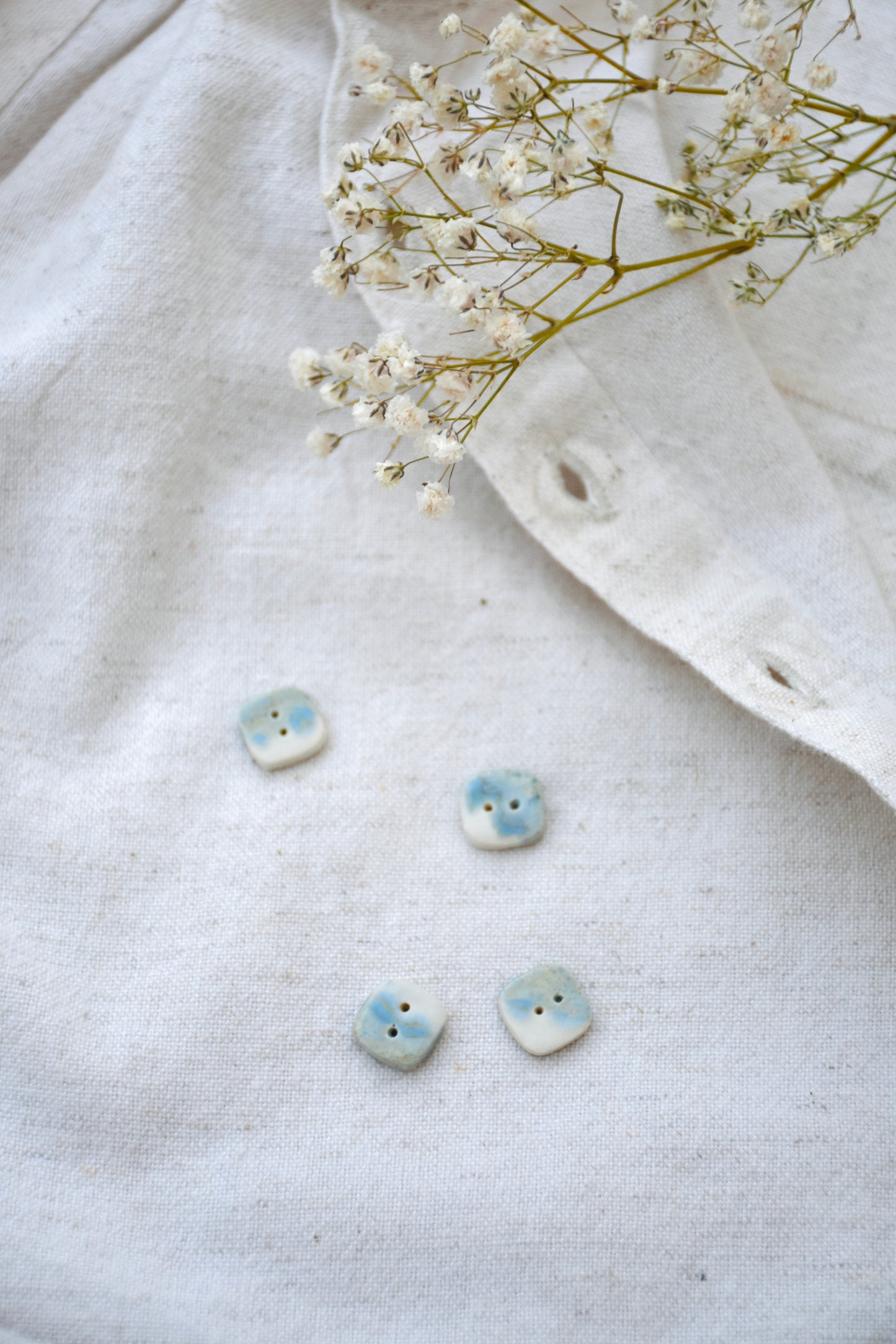 Komplet šestih okroglih in kvadratnih modrih gumbov