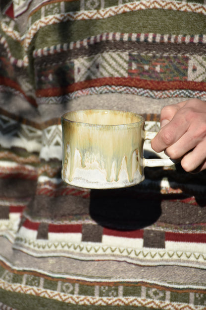 Majhna skodelica peščene barve