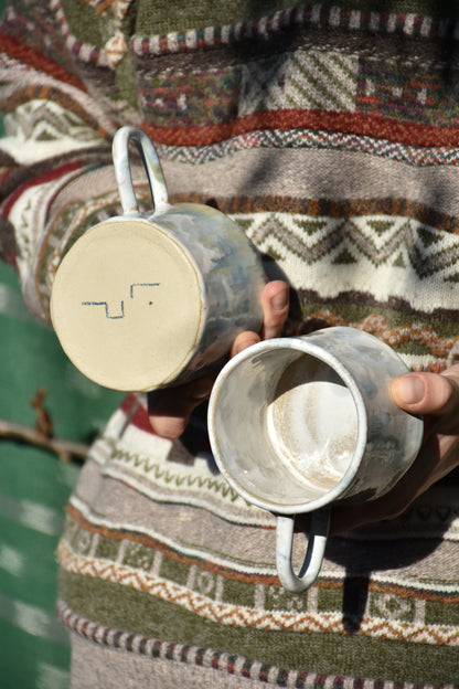 Majhna skodelica s svetlo modrimi packami